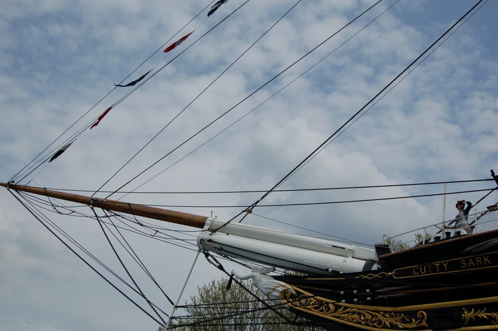 Kuva purjelaivan keulasta. Taustalla pilvinen taivas. Kannella näkyy Katja tähystelemässä. Laivan kyljessä lukee CUTTY SARK.