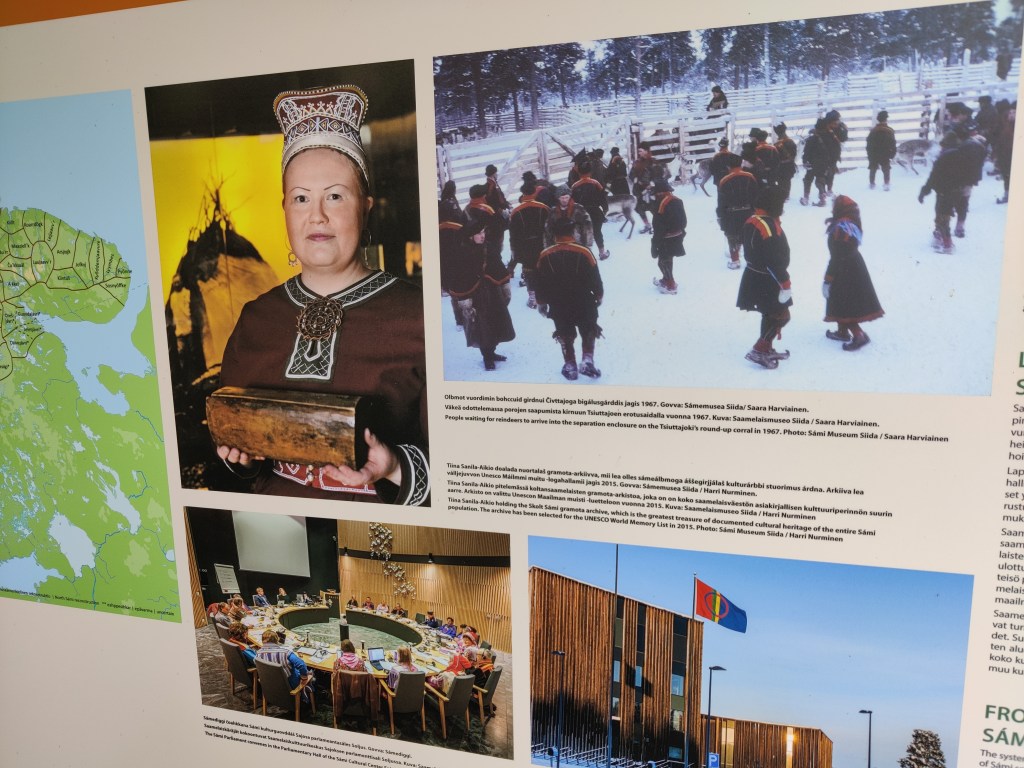 Kuva Saamelaismuseo Siidan isosta esittelytaulusta, jossa kuvia saamelaisyhteisön eri osa-alueista. Yhdessä kuvassa Tiina Sanila-Aikio.