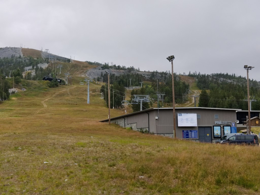 Kuva Pyhätunturin rinteessä olevasta maisemahissistä.