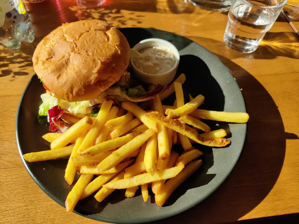 Kuva hampurilaisannoksesta. Mukana paljon ranskalaisia ja dippikippo.