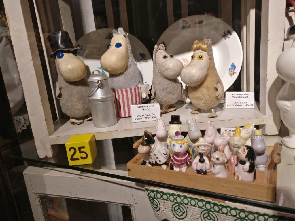 Kuva vitriinissä olevista vanhoista Muumi-leluista.