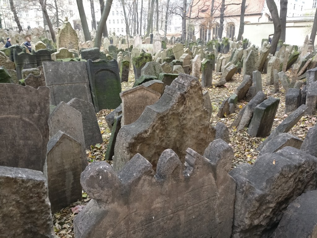 Kuva täpötäyteen ahdetusta hautausmaasta, jossa on valtavasti kivisiä hautakiviä.