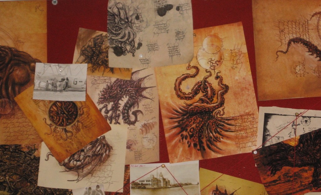 Seinälle nostettua kuvataidetta ja luonnoksia Cthulhu-mytologian mölleistä. Piirrokset on tehty vaaleanrusehtavalle pohjalle, mikä tekee niistä vanhan näköisiä.