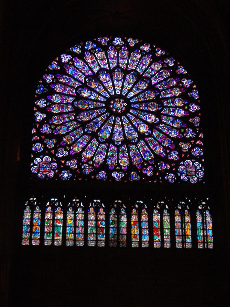 Kuva massiivisesta, lasimaalauksin koristellusta ruusuikkunasta.