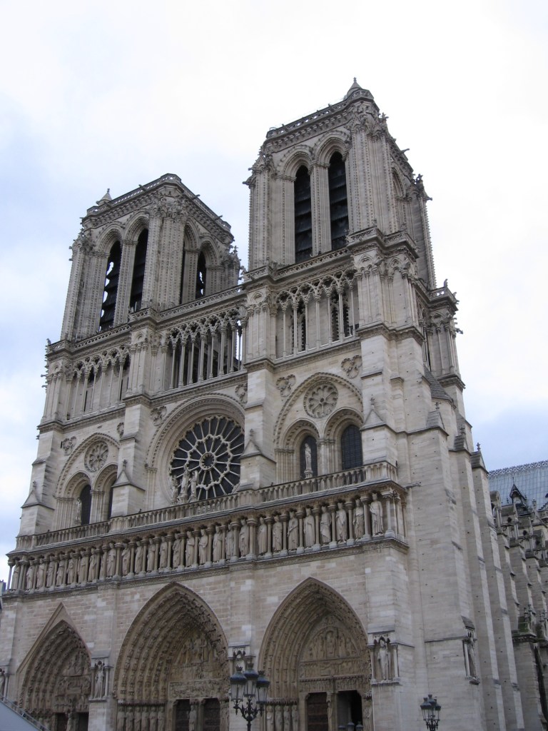 Erityislähikuva Notre-Damen etuosasta.