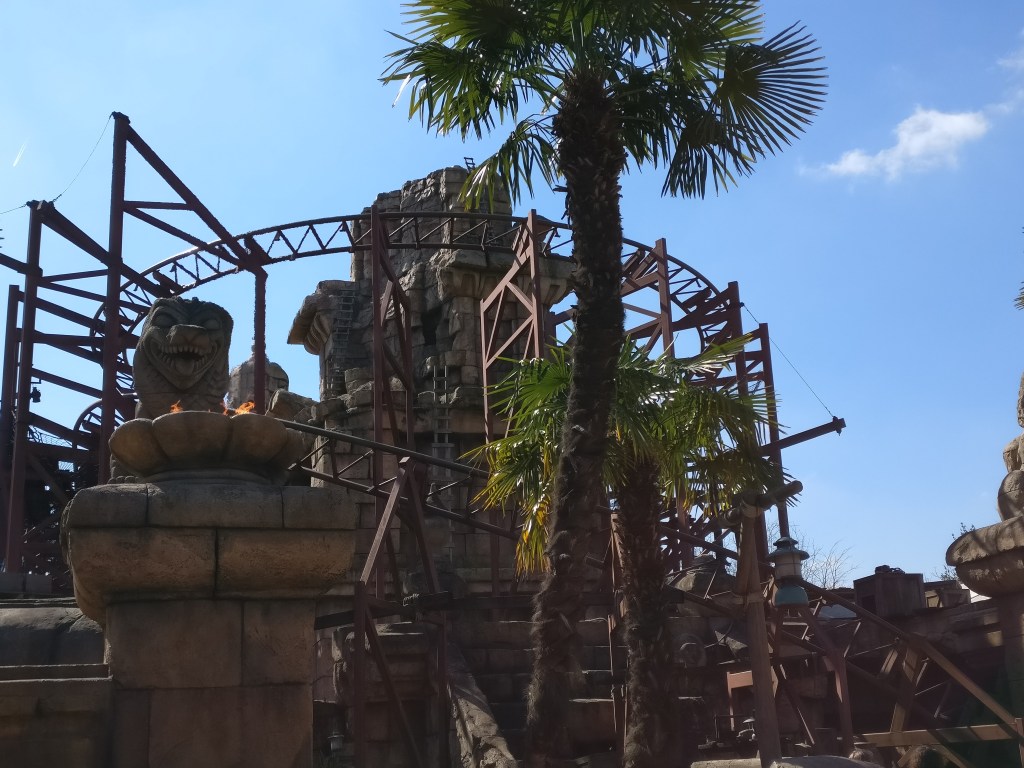 Kuva Indiana Jones -vuoristorahasta.