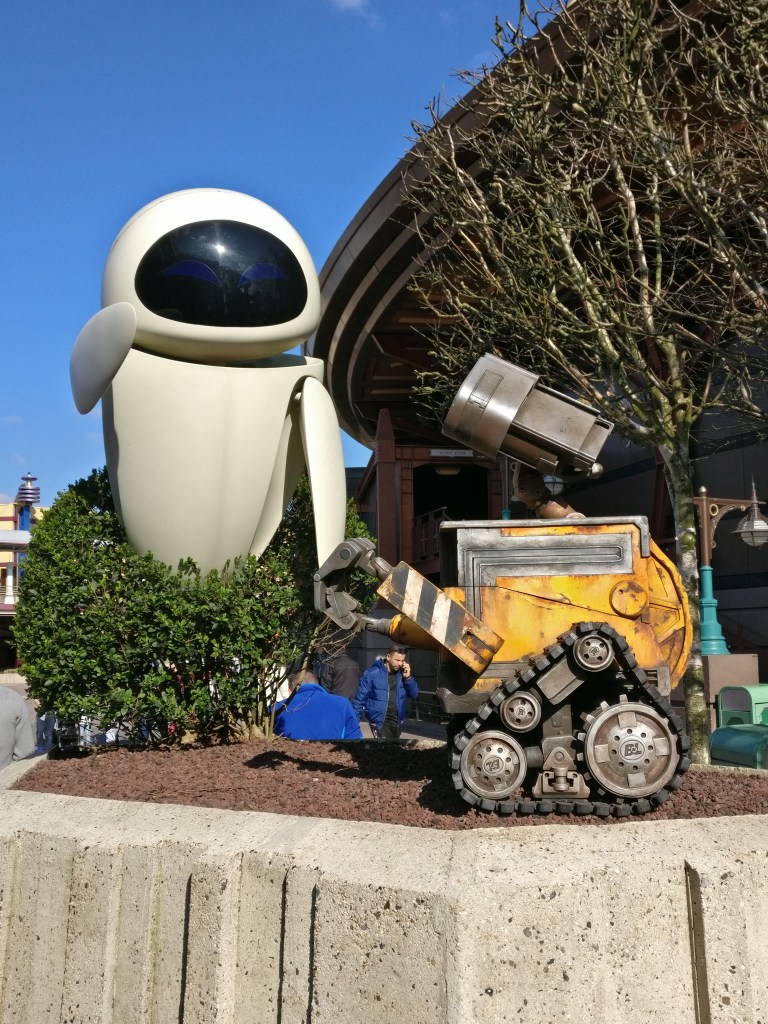 Kaksi patsasta Pixarin hahmoista: robotit Wall-E ja EVE.