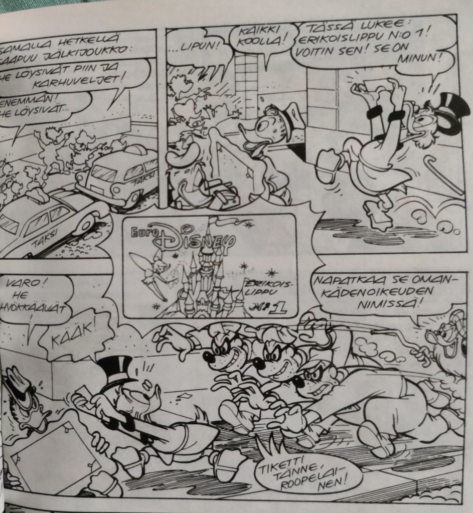 Kuva mustavalkoisesta Aku Ankan taskukirjan sivusta, jonka keskellä on erikoislippu Euro Disneyyn. Lipussa on linna ja Helinä-keiju. Taustalla olevissa ruuduissa Roope on juuri saanut lipun käsiinsä, kun Karhukopla yrittää napata sen Kulta- Into Piin käskystä.