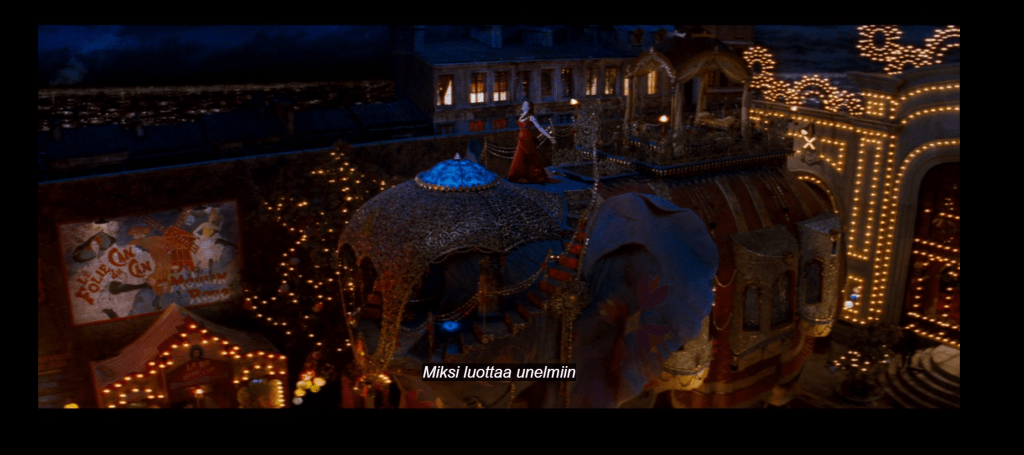 Kuvakaappaus Moulin Rouge -elokuvasta, jossa näkyy koristeellinen elefantti, jonka päällä Nicole Kidmanin hahmo laulaa.