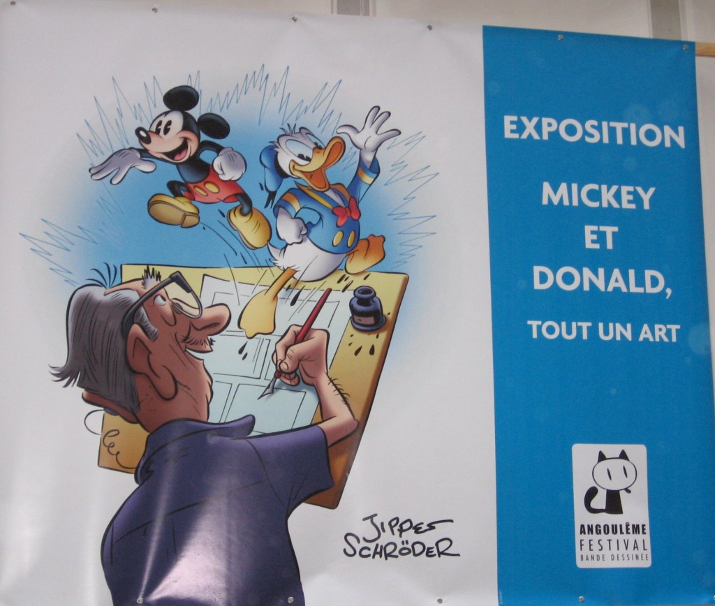 Kuvassa mainos Mikki ja Aku -aiheisesta näyttelystä, jossa hahmot pomppaavat piirretyn Carl Barksin piirtämistä ruuduista ilmaan.