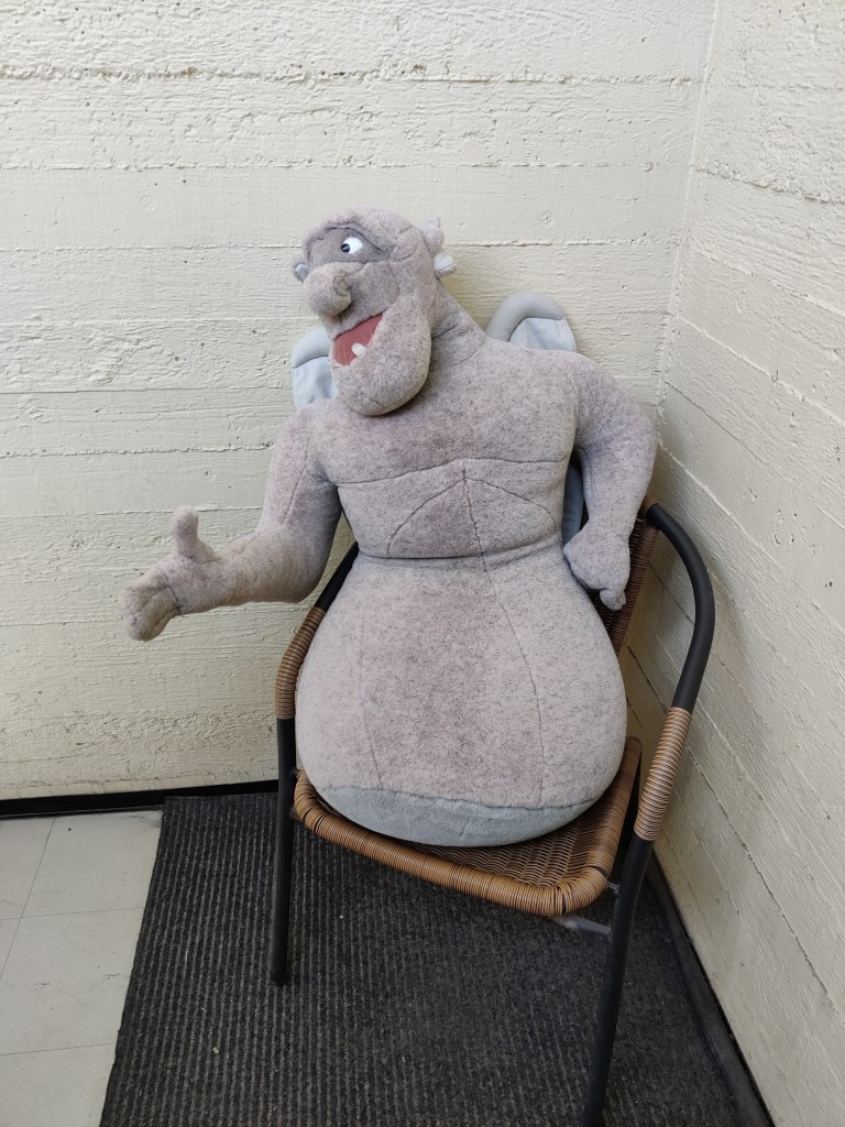 Kuvassa penkillä istuva jättimäinen pehmolelu, joka on Notre Damen kellonsoittajasta tuttu gargoili nimeltä Victor.