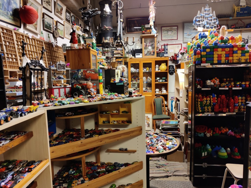 Lisää ahtaasti sisustettua kauppaa lukuisine leluhyllyineen.