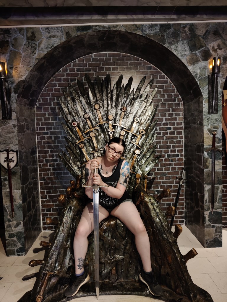 Kuvassa Katja istuu toisella rautavaltaistuimella pidellen käsissään valtavaa kahdenkädenmiekkaa.