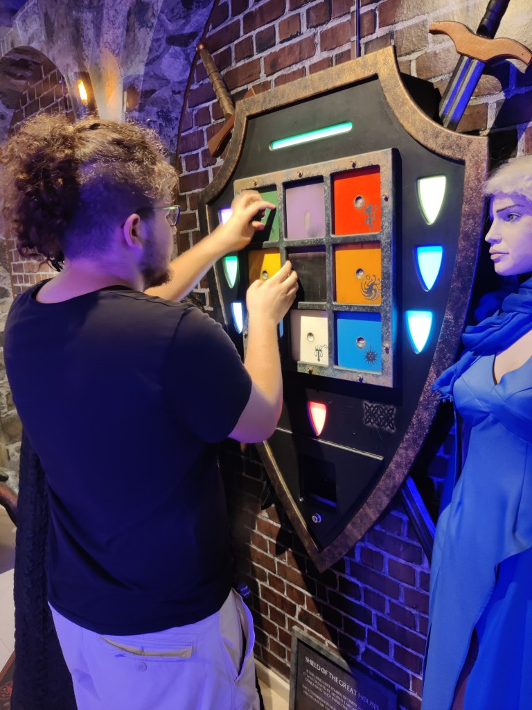 Kuvassa House of Gamesin pitäjä itse kasaa pulmapeliä seinällä.