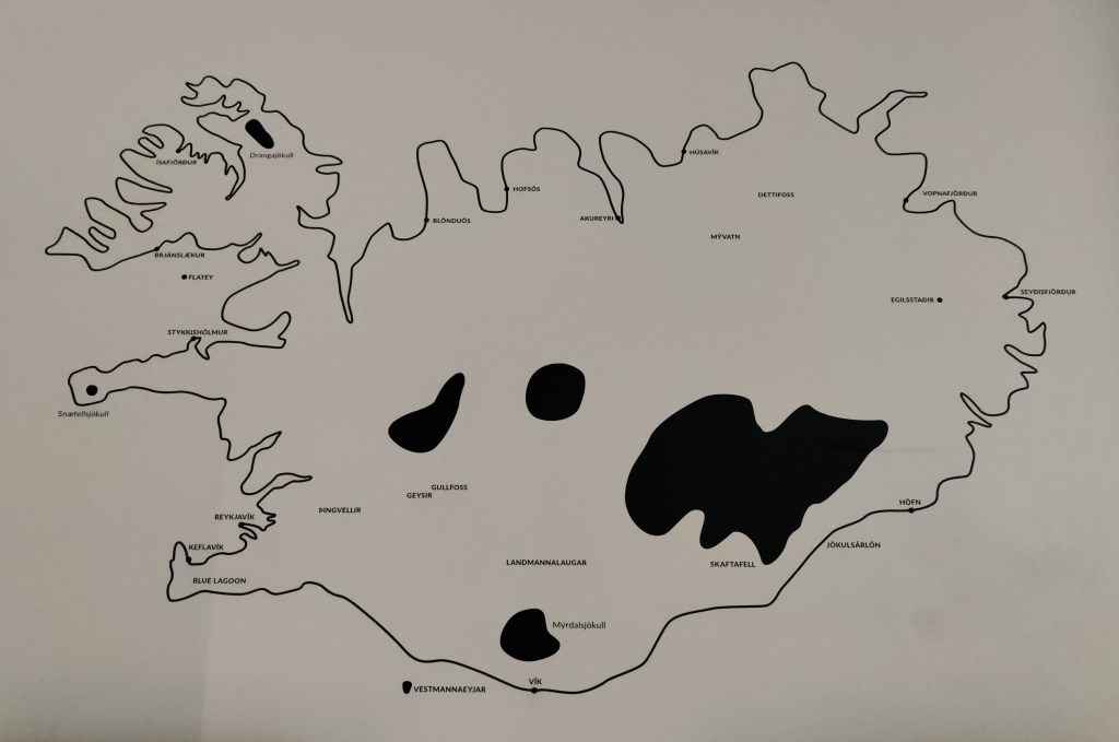 Yksinkertainen piirroskartta Islannista. Kuvaan on merkitty suurimmat kylät ja kaupungit sekä mustilla länteillä korostetut jäätiköt.
