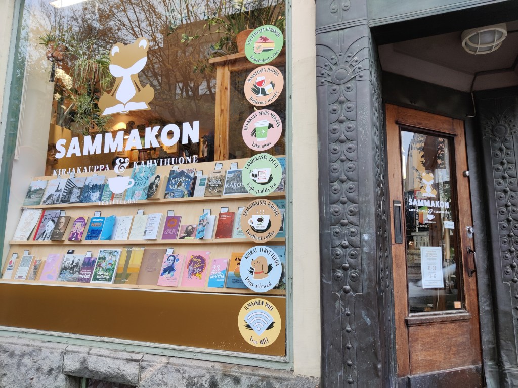 Sammakon kirjakaupan näyteikkuna ja ovi