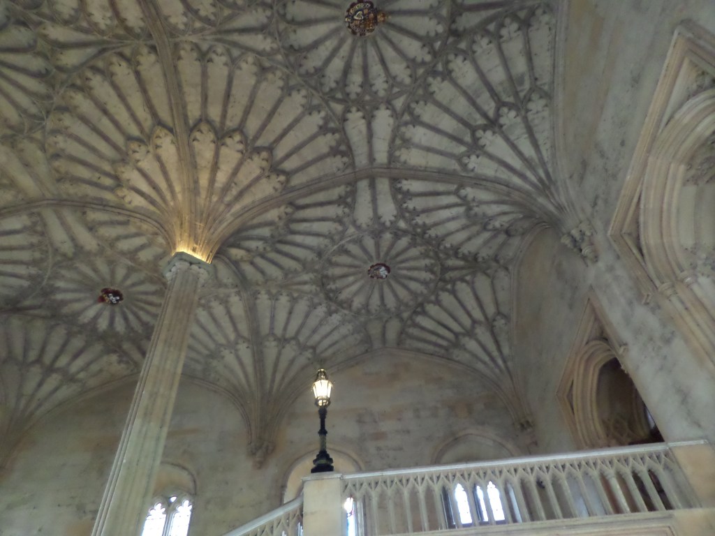 Christ Church collegen aulan portaikon katto, jota kannattelee pylväs.