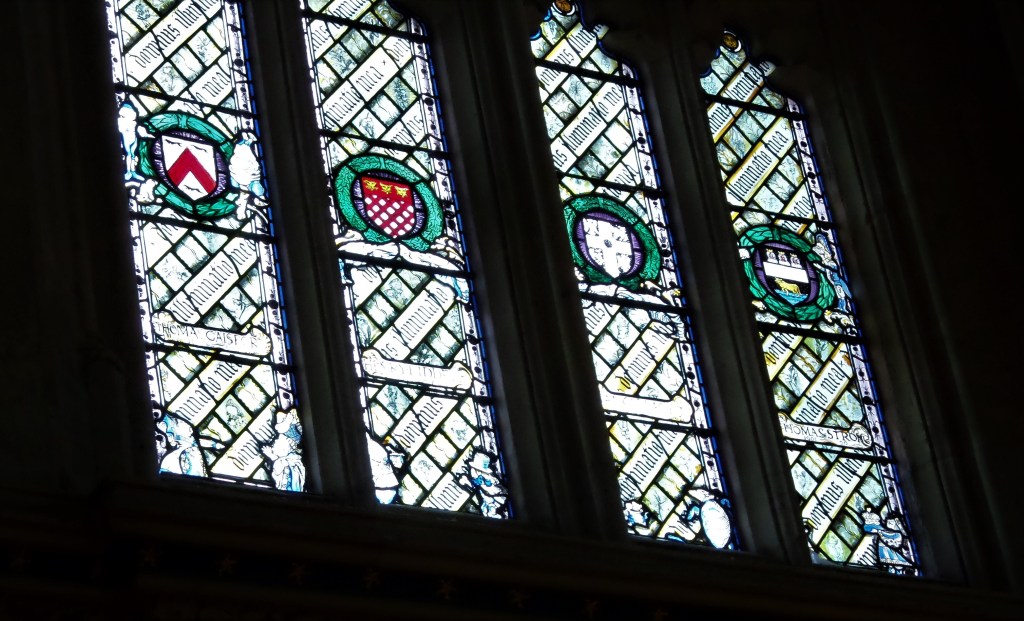 Mosaiikkiset lasi-ikkunat, joissa Liisa Ihmemaassa -kirjan hahmoja.