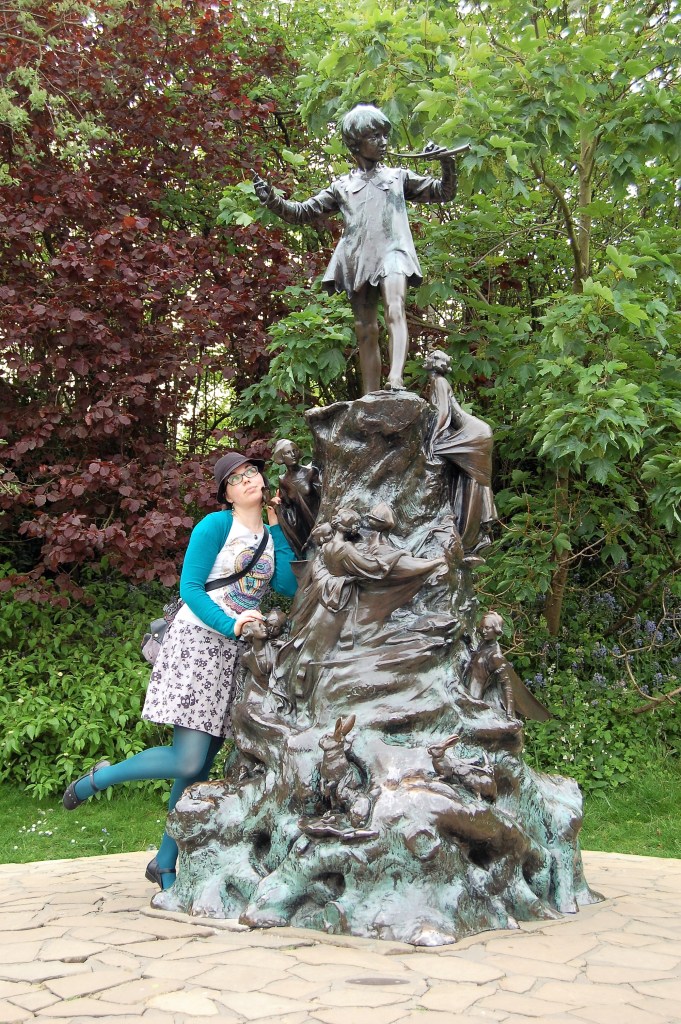 Katja poseeraa Peter Panin patsaan vieressä.