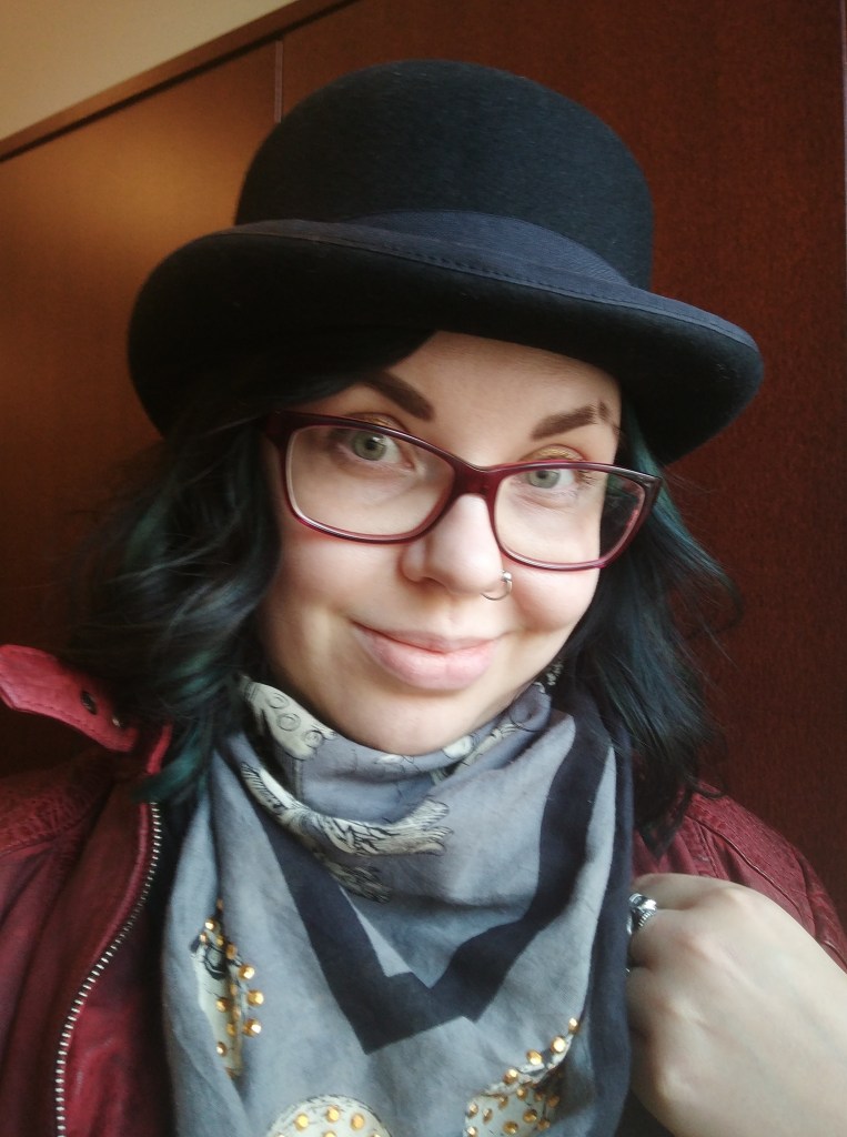 Selfie, jossa Katjalla on päässä musta knalli.