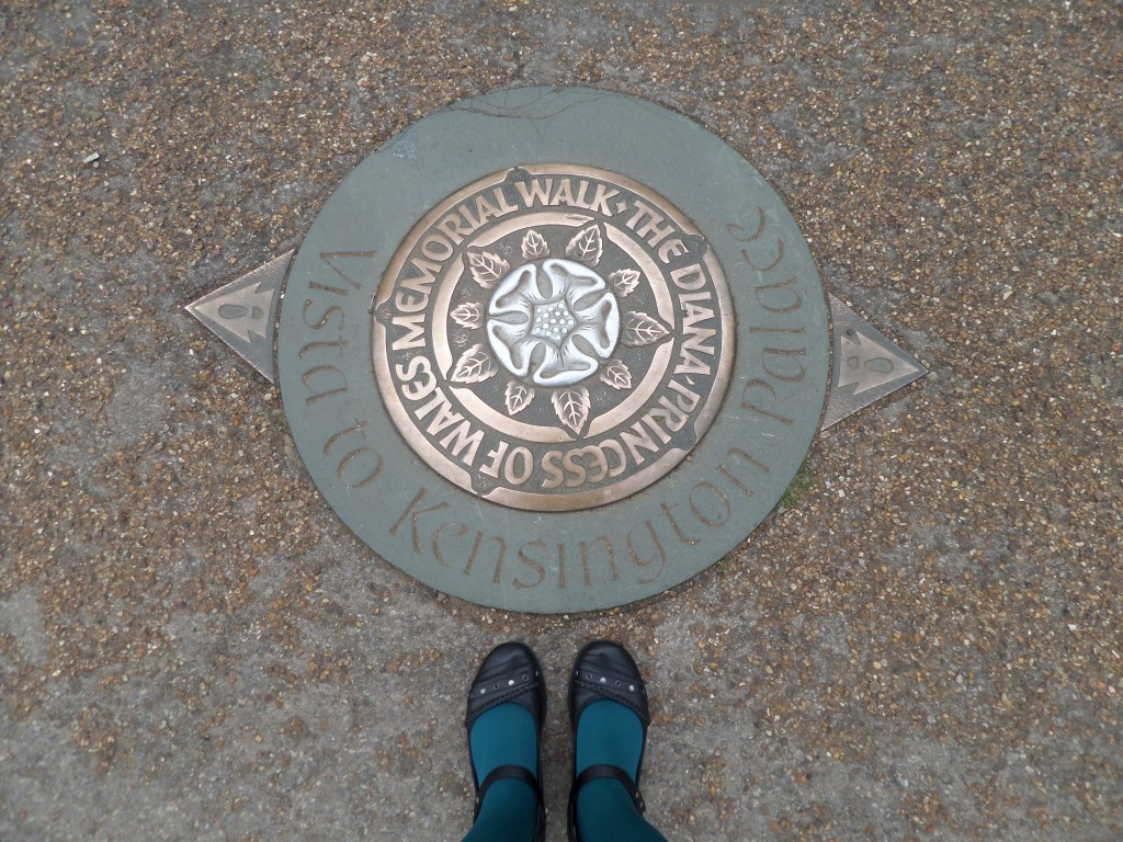 Kuva maassa olevasta merkistä, joka ohjaa Walesin prinsessa Dianan kävelyreitille.