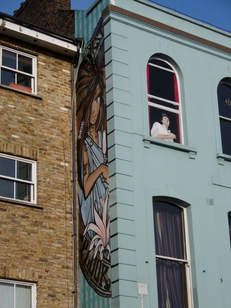 Kerrostalon seinässä olevaa taidetta.