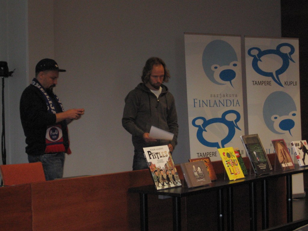 Madventuresin Riku ja Tunna jakamassa Sarjakuva-Finlandia-palkintoa.