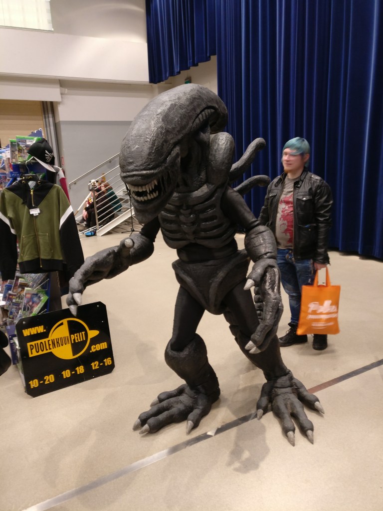 Alien-elokuvista tunnettu peto cosplay-asuna.