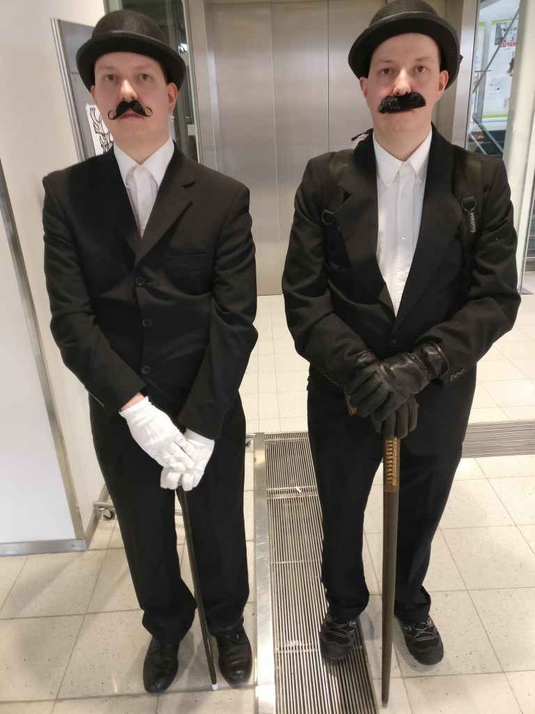 Dupontiksi ja Dupondiksi pukeutuneet cosplayaajat