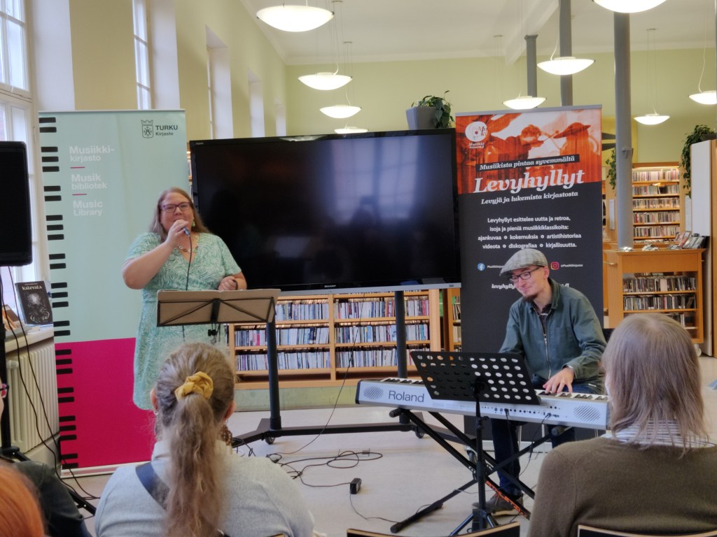 Turun kaupunginkirjaston musiikkiosastolla Katariina Lappi laulaa ja Heikko Korhonen säestää pianolla.