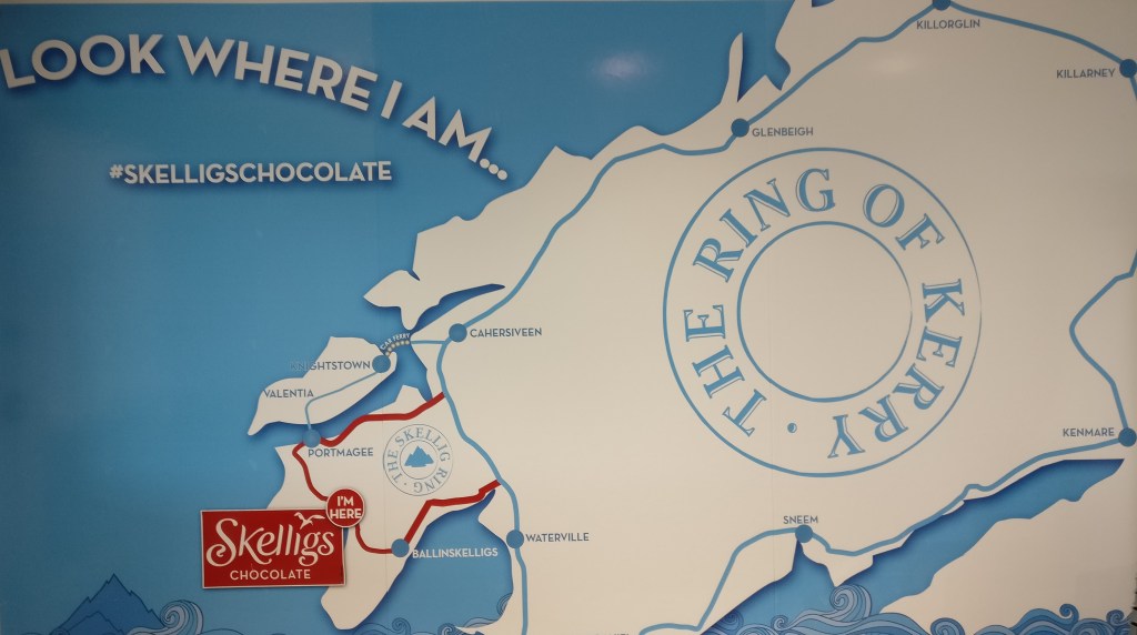 Yksinkertainen kartta Lounais-Irlannista, jossa näkyy The Ring of Kerry ja The Skellig Ring sekä Skellig's Chocolaten sijainti.