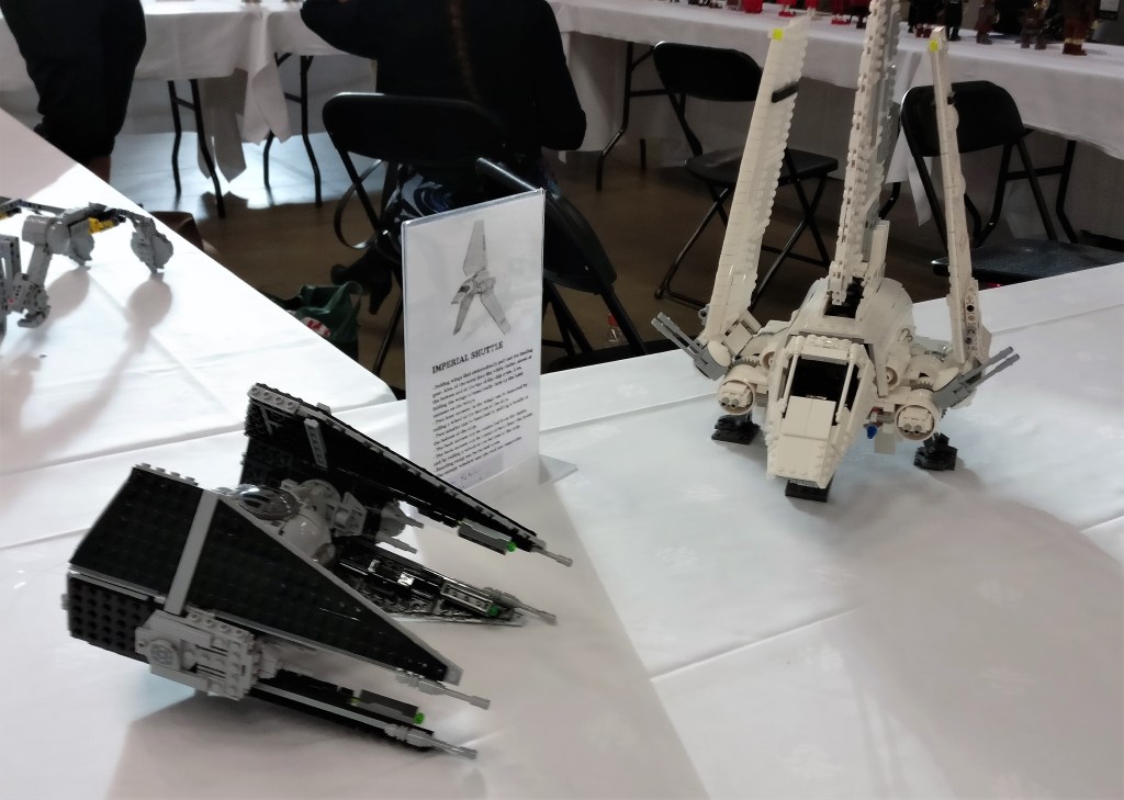 Valokuva kahdesta Star Wars -legoaluksesta: TIE Interceptor ja Impearial Shuttle.