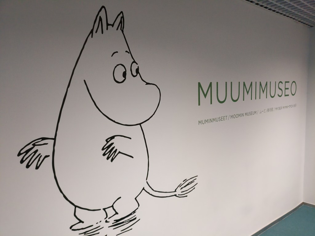 Kuva Muumimuseon seinästä, jossa on viivapiirros Muumipeikosta.
