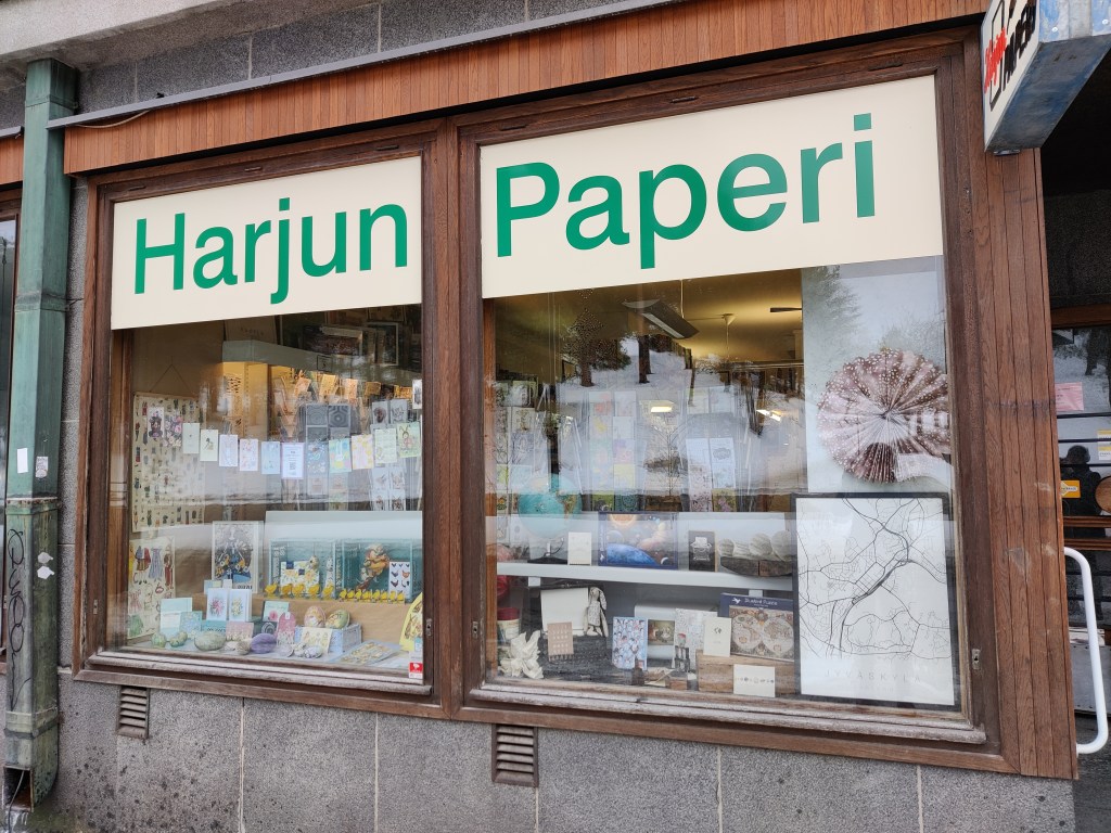 Harjun Paperi -liikkeen näyteikkuna, jossa on paljon erilaisia kortteja.