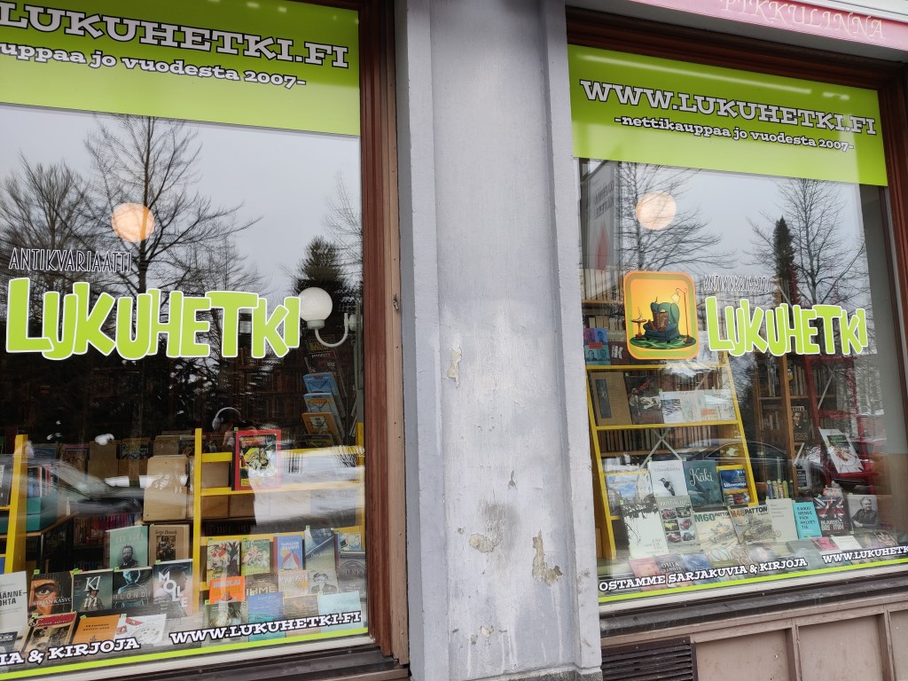 Antikvariaatti Lukuhetken näyteikkunat, jossa on esillä lukuisia kirjoja.
