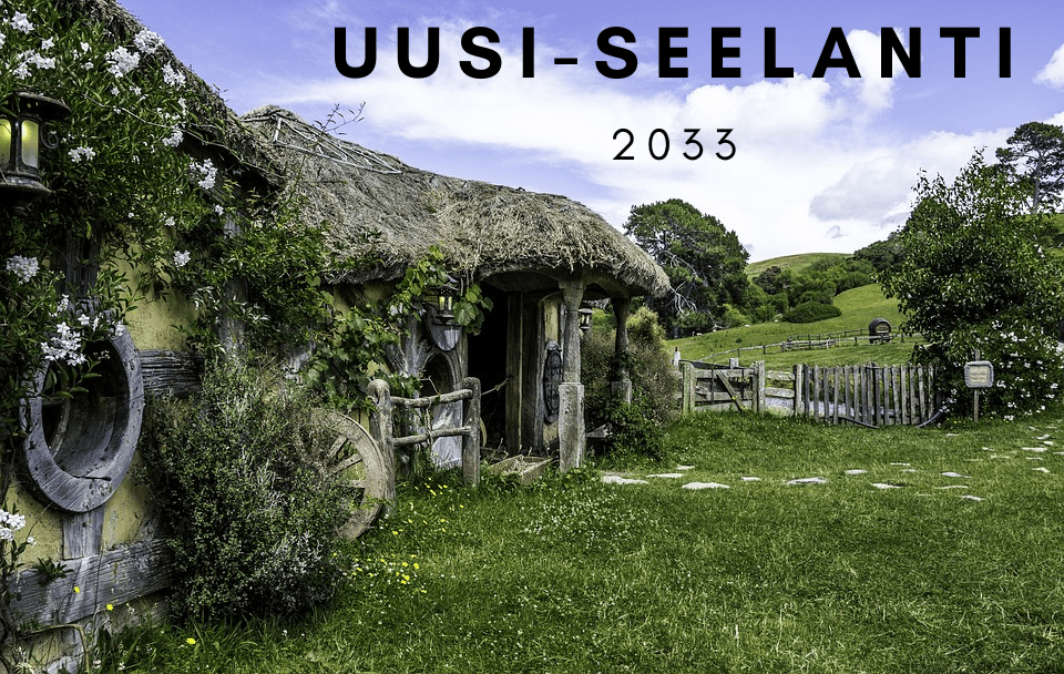 Maisemakuva Hobittilasta: kaksi pyöräovista pientä mökkiä, vihreää nurmikkoa ja puinen aita.