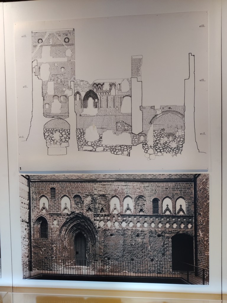 Kuvassa linnan sisäpihan seinien piirustuksia ja vertailukohtana valokuva samaisesta seinästä.