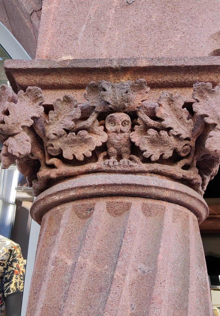 Korinttilaishenkisen pylvään lehvästön sisällä on pieni pöllöveistos.