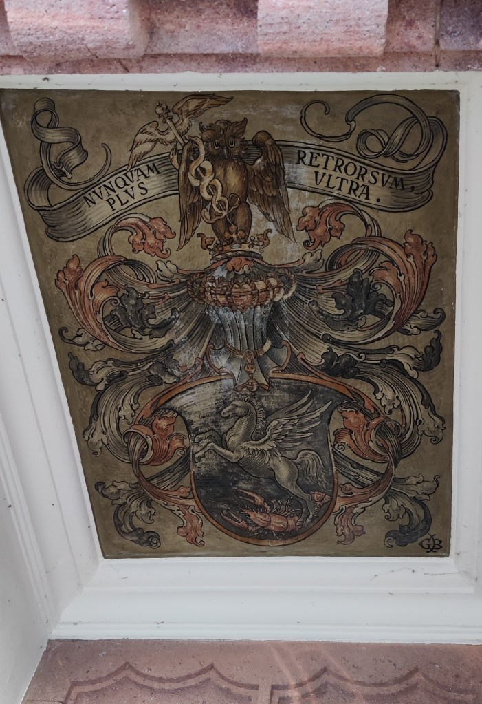 Sisäkatossa on art nouveau -henkinen, vahvalla viivalla tehty koristeellinen maalaus, jossa on pöllö, pegasos ja latinankielinen teksti.