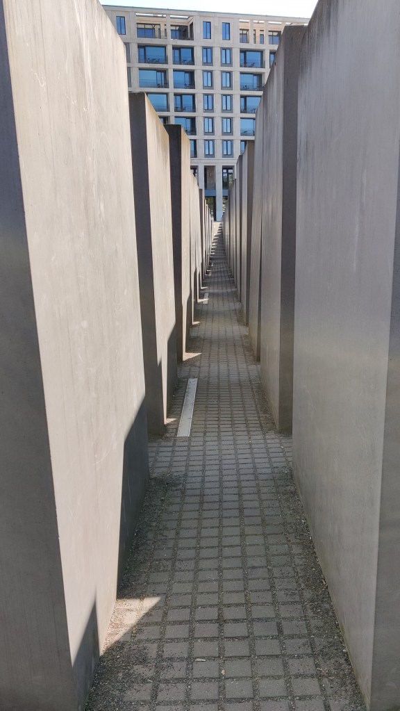 Kuva kivipaasien keskeltä. Tässä korkeus on vielä noin pari metriä.