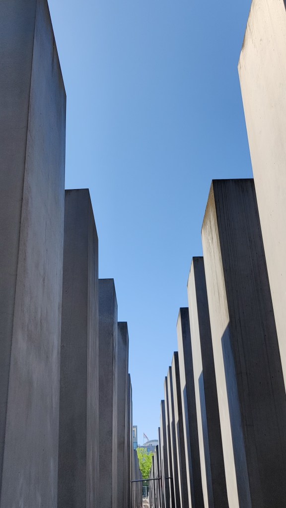 Toinen kuva kivipaasien keskeltä: korkeimmillaan ne ovat melkein viisimetrisiä. Huippujen välistä näkyy sininen taivas.