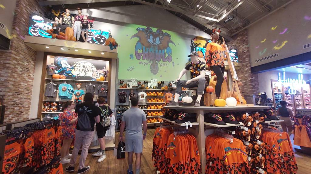 Kuva Disney-kaupan sisältä. Kuvassa valtavasti oranssinsävyisiä vaatteita ja Halloween-teemaisia asusteita.