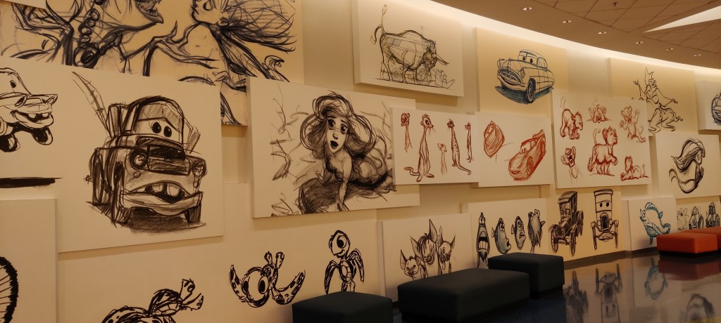 Lähikuva luonnostaiteesta. Kuvassa korostuvat erityisesti Ariel ja Autojen Mater. Alareunassa näkyy myös vesikilpikonnan poikasia Nemosta.