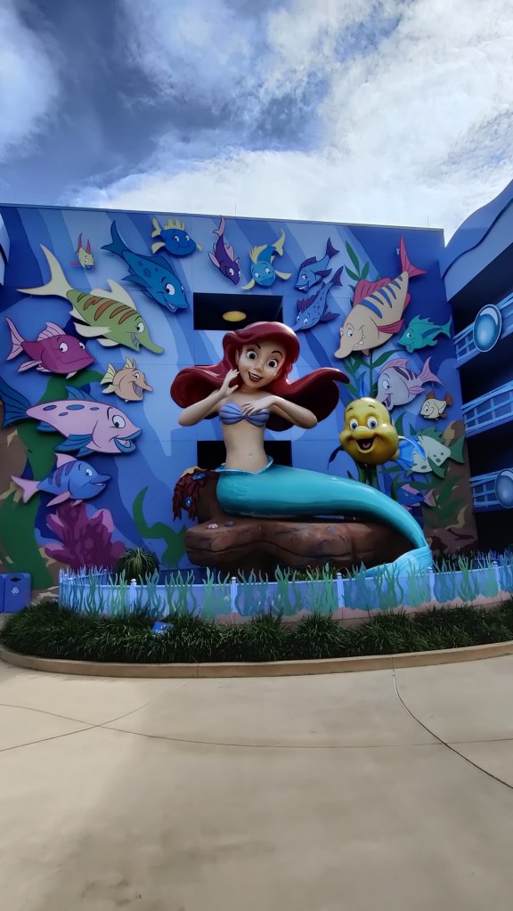 Kuvassa hotellin syvenys, jossa on jättimäinen Arielin patsas. Arielin vieressä on myös Pärsky-kala.