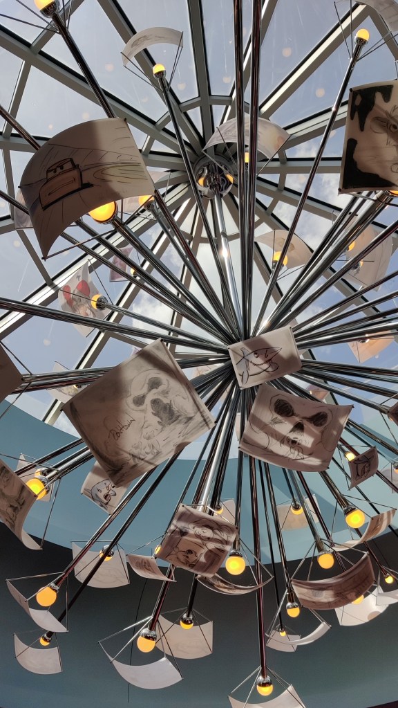 Erikoislähikuva kattokruunusta, jossa näkyy luonnoskuvia Leijonakuninkaasta sekä Autoista.