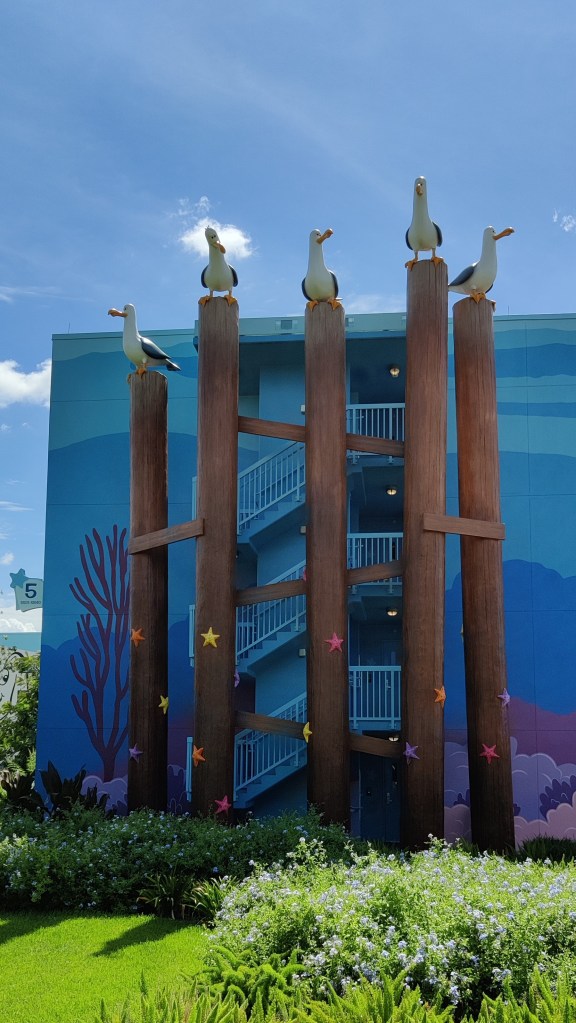 Hotelliseinän päädyssä on viisi koko seinän korkuista puista pylvästä ,joiden päässä istuu kussakin lokki. Lokit ovat tuttuja Nemoa etsimässä -elokuvasta.