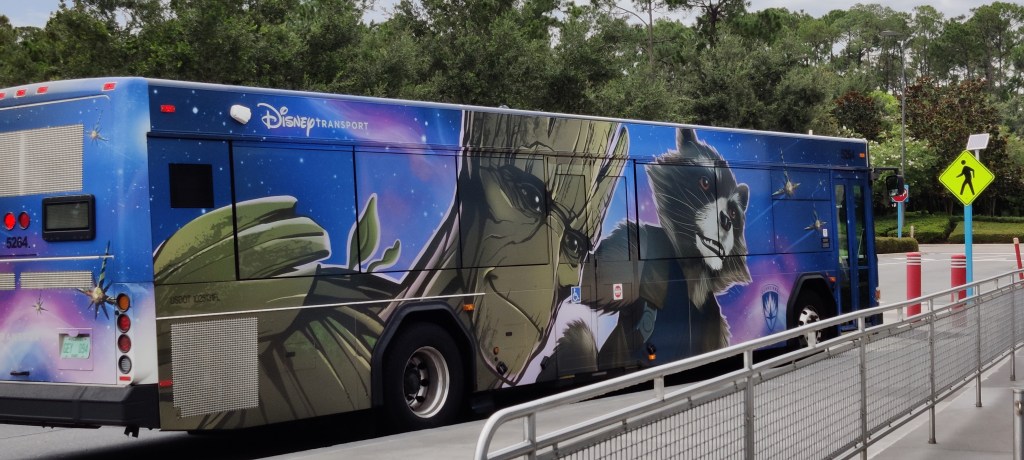 Disney Transport -bussi, jonka kyljessä on valtava maalaus Guardians of the Galaxy -elokuvasarjan Grootista ja Rocketista.