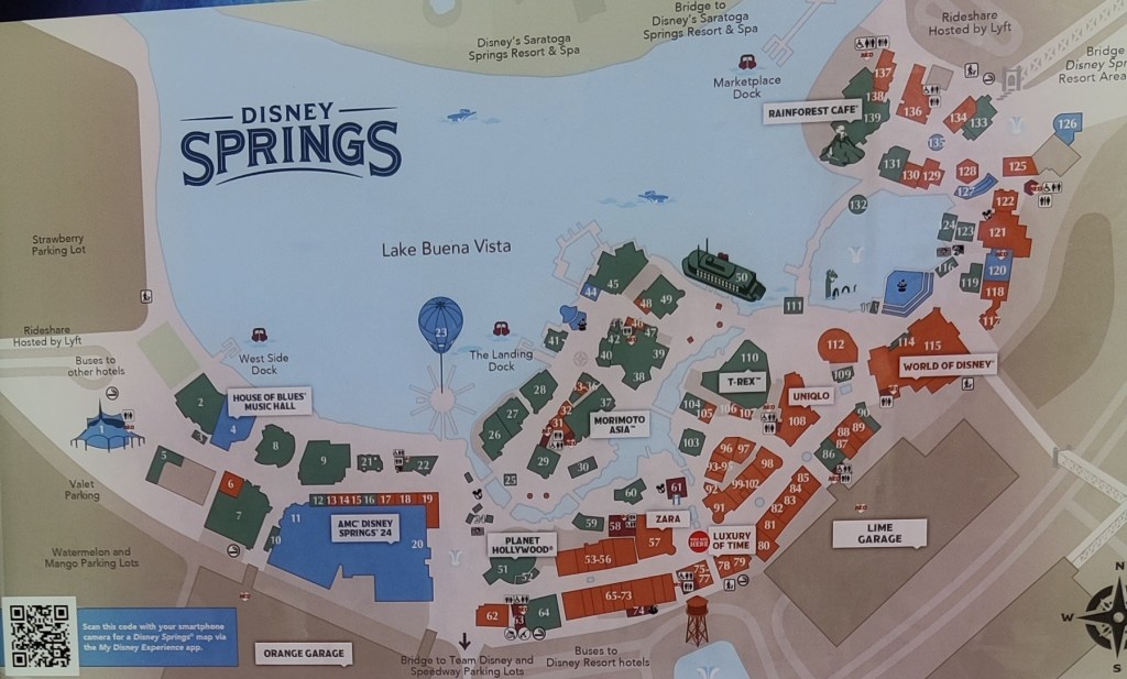 Kuva Disney Springsin kartasta, jota hallitsee Lake Buena Vista. Ostosalue ravintoloineen on järjestäytynyt järven alareunaan. Eri rakennukset on numeroitu, osa nimetty.