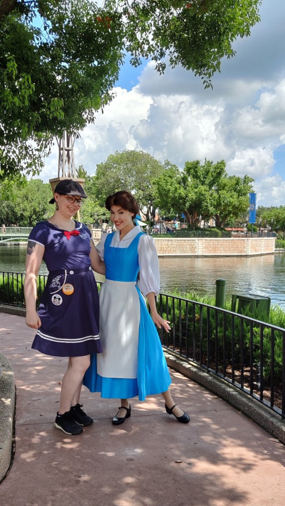 Kokovartalokuvassa Katja poseeraan Kaunottaren ja hirviön Bellen kanssa. Katjalla on päällä sininen Aku Ankka -pusero ja samansävyinen hame, Bellellä maalaistyttö-asunta eli valkoinen pusero, sininen liivihame ja valkoinen esiliina. Belle hymyilee nätisti, Katjaa jännittää hirveästi.