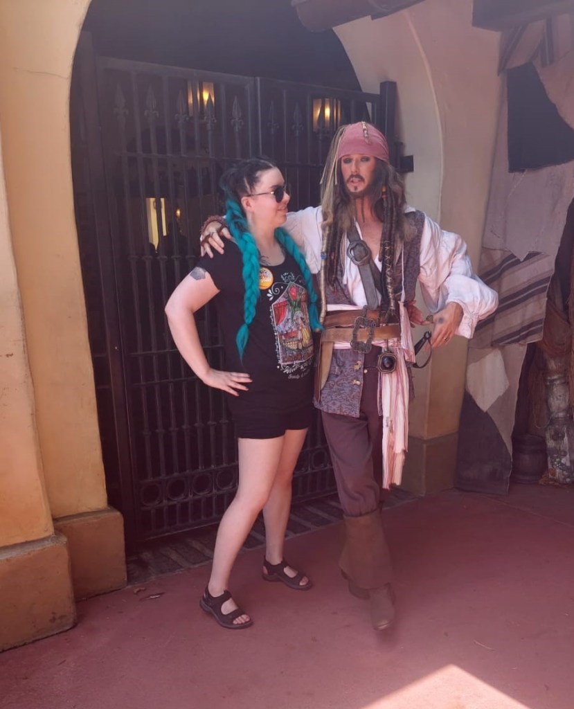 Katja keskustelee Jack Sparrow'n kanssa. Jack Sparrow'n käsi on Katjan harteilla ja poseerausasento on otettu.